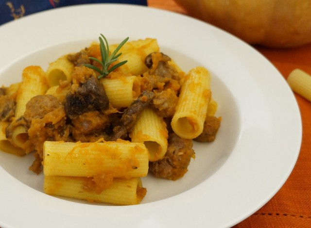 Rigatoni zucca, salsiccia e funghi