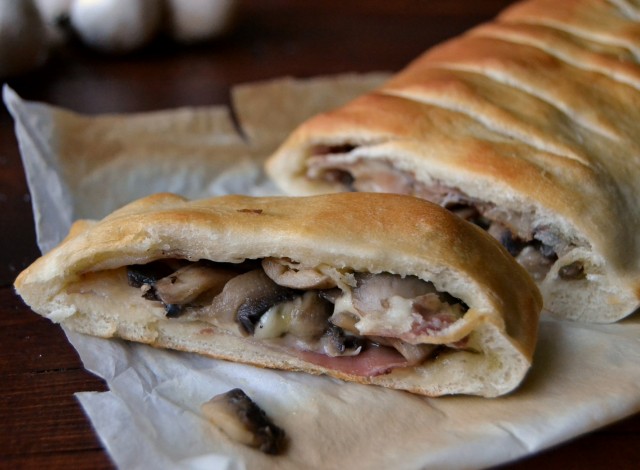 Strudel salati per antipasti gustosi - champignon e speck