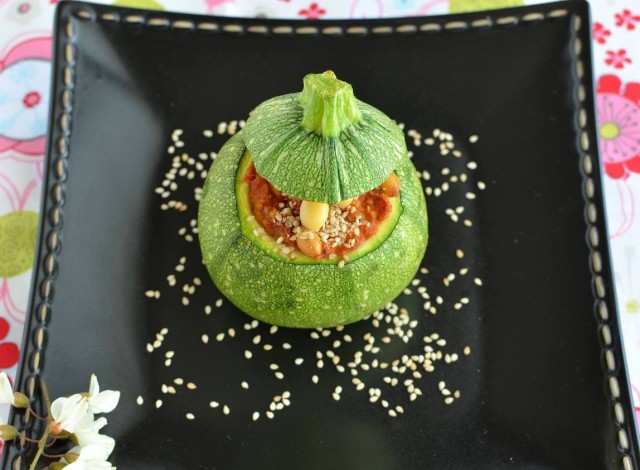 Zucchine tonde Bio con salsa Muhammara e soia Veg