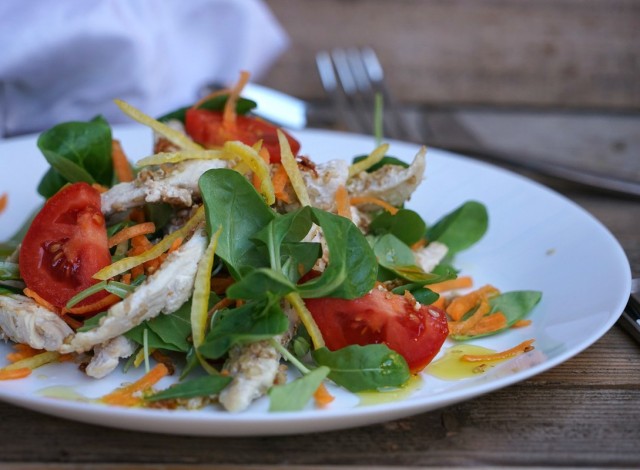 Insalata di pollo con semi di sesamo, poco invernale ma molto gustosa