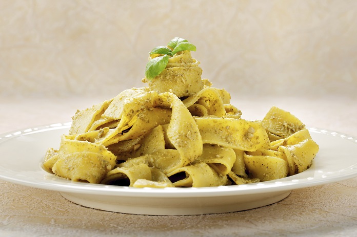 Tagliatelle con pesto di pistacchi e grana