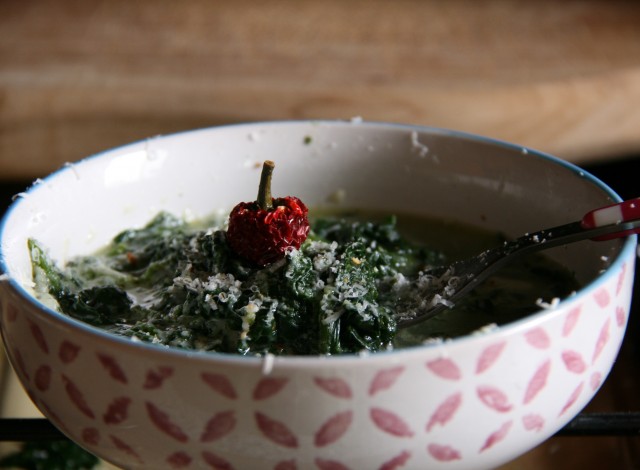 Zuppa agli spinaci con cipolle bianche, questa sì che è veloce