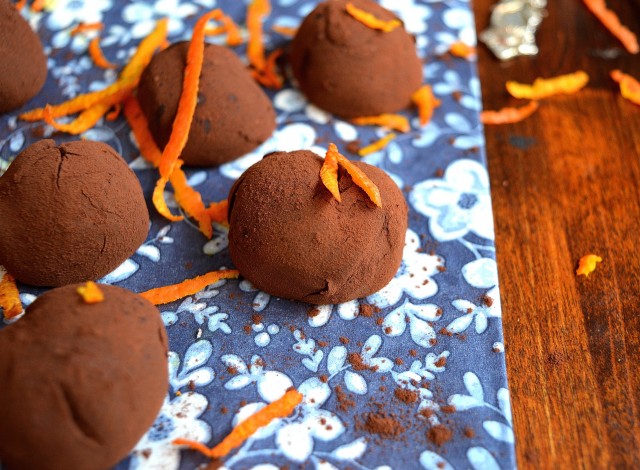 Tartufi di cioccolato e arancia, ideali per la festa di carnevale