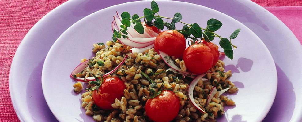 Insalata di farro con i pomodorini caramellati