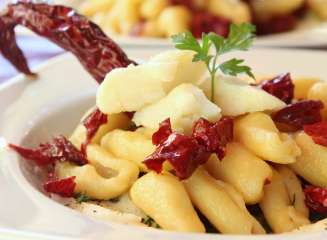 Cavatelli con peperoni cruschi e crema di baccalà