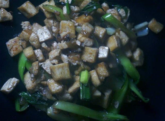 Tofu saltato con zenzero e bok choy