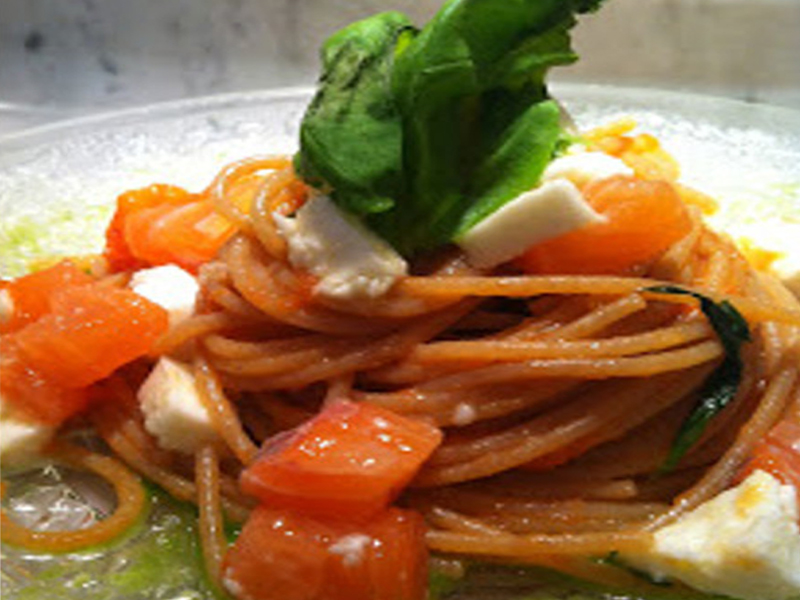 Valentina Scarnecchia prova spaghetti salmone e mozzarella