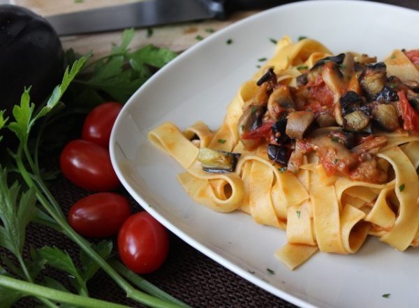 Tagliatelle funghi e melanzane alla moda estiva