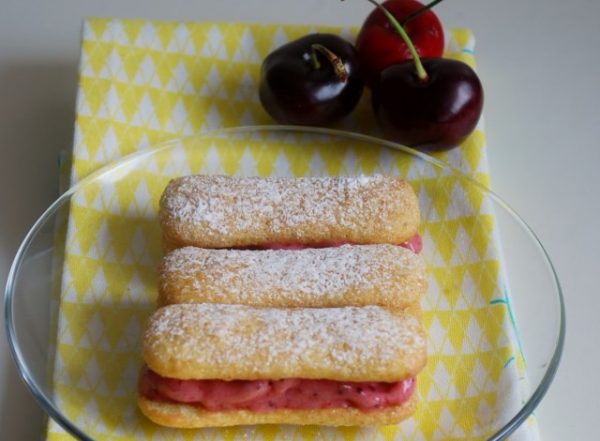 Sandwiche di gelato alle ciliegie senza latte