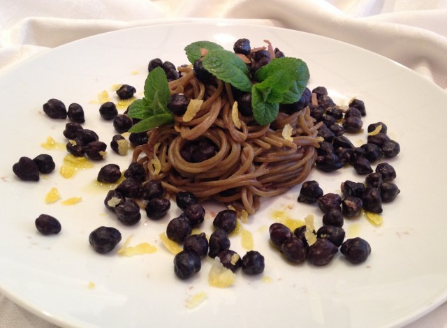 Spaghetti di quinoa ceci neri e limone