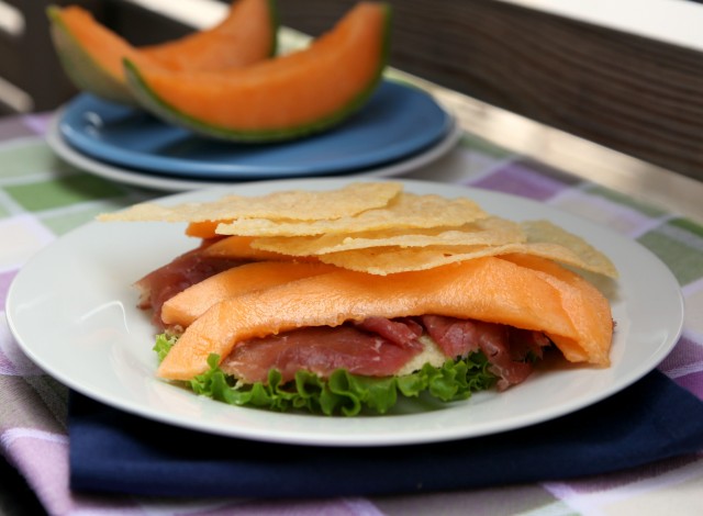 Cialde di grana con melone e carne salada