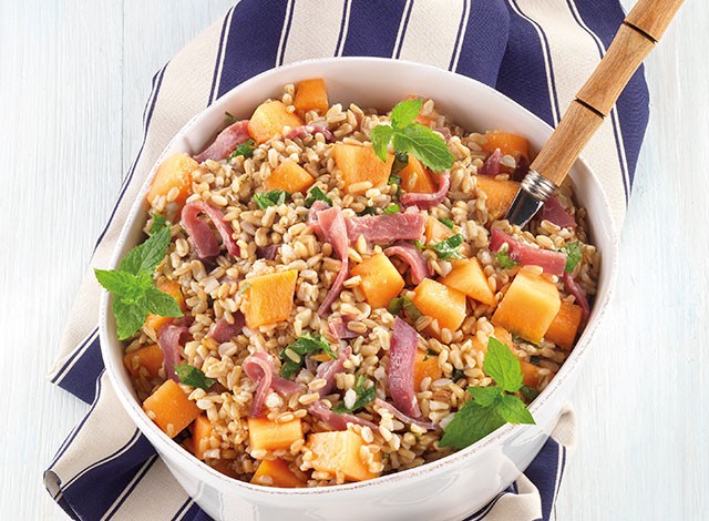 Insalata di avena con bresaola e melone alla menta