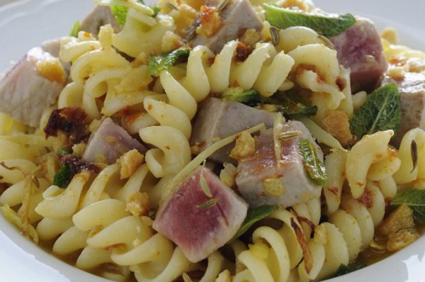 Fusilli al tonno fresco con taralli sbriciolati