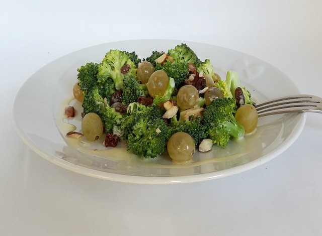Broccoli in insalata o con i pinoli, una proposta light