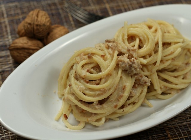 Spaghetti alle noci, un piatto semplice e raffinato