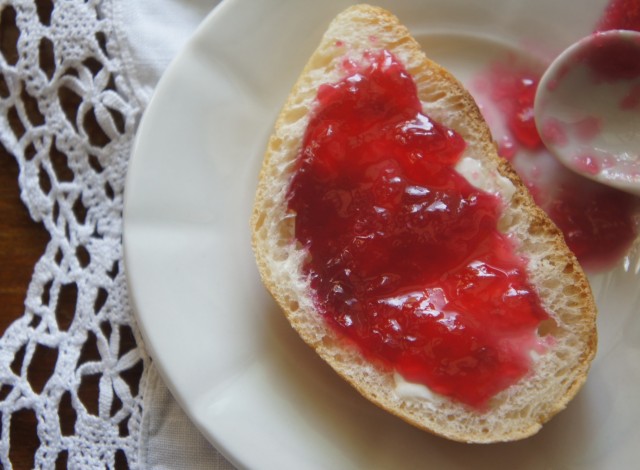 Gelatina di melograno per bruschette mattutine