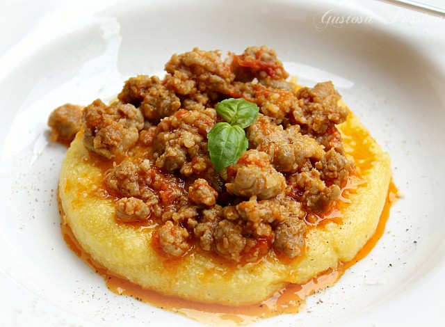 Polenta con sugo di salsiccia