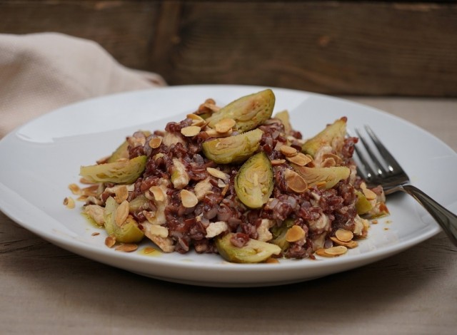 Riso rosso pollo e cavoletti