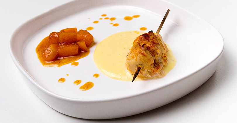 Spiedino di pollo marinato con fonduta di Gorgonzola dolce e melone al caramello fumè