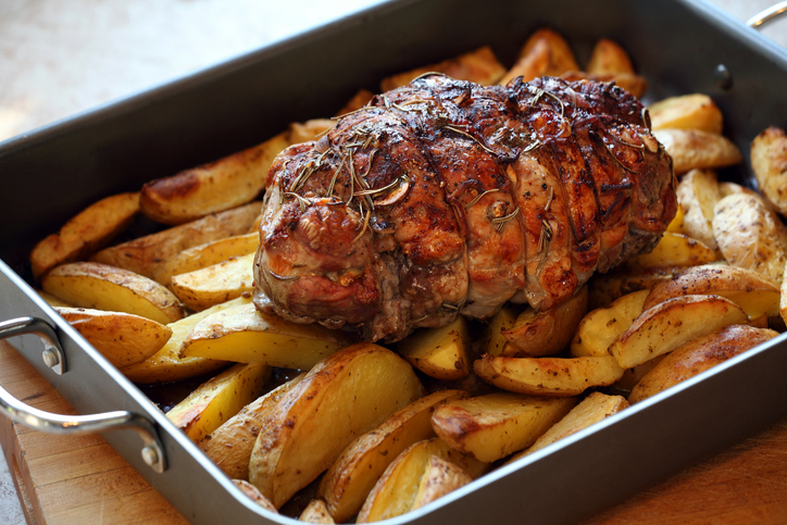 Agnello al forno con patate e olive