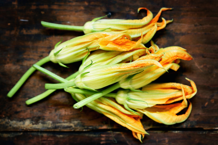 Spaghetti alle acciughe e fiori di zucca