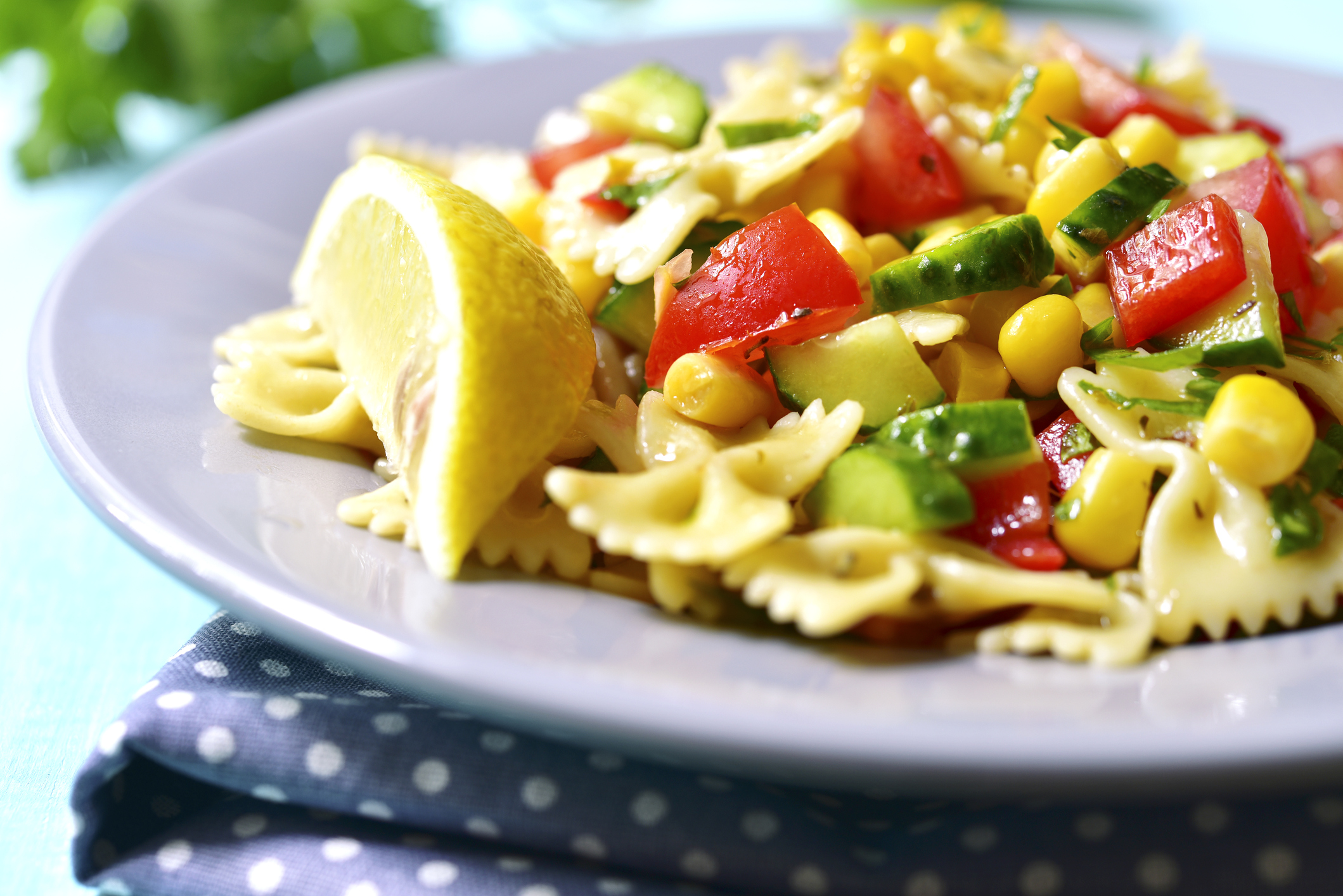 Insalata di pasta fredda con verdure e tonno