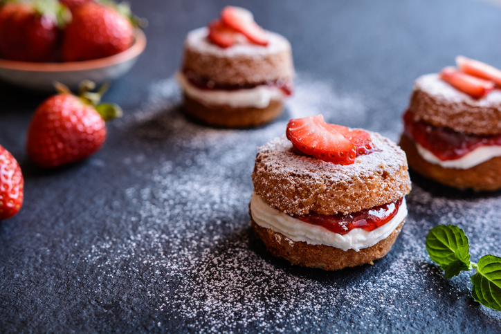 Biscotti di pasta frolla farciti alla fragola