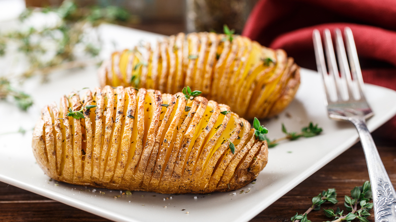 Patate Hasselback, le patate a fisarmonica al forno