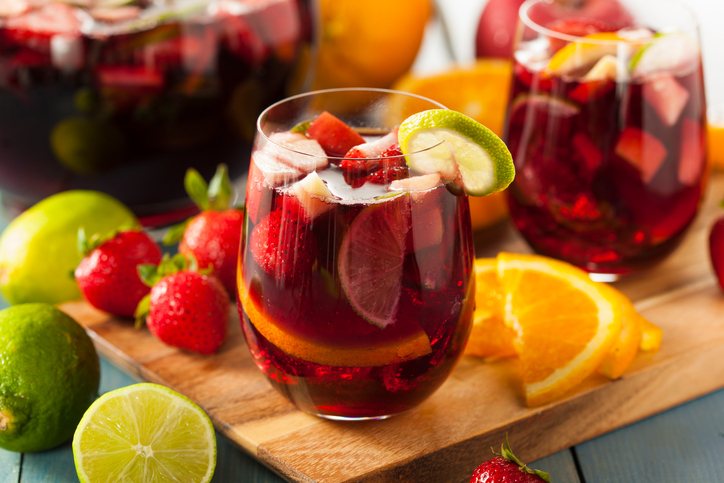 Sangria con fragole e mango