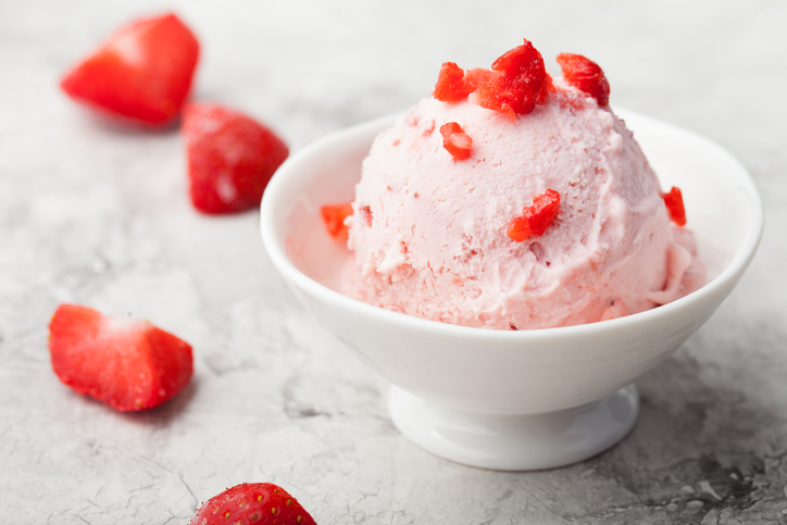 Gelato allo yogurt greco e fragole senza gelatiera