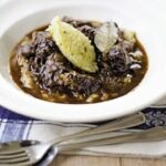 Bourguignon di manzo con purea di sedano rapa